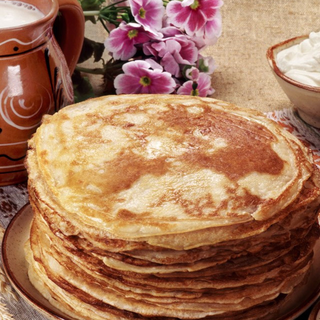 Блины со сметаной на Масленицу