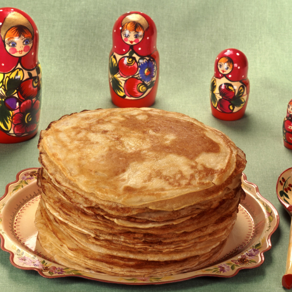 Матрешки и блины на Масленицу