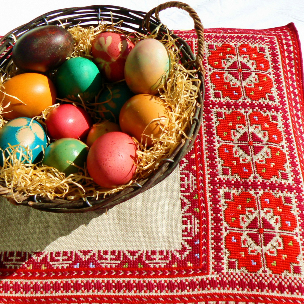 Корзина яиц на вышивке на Пасху