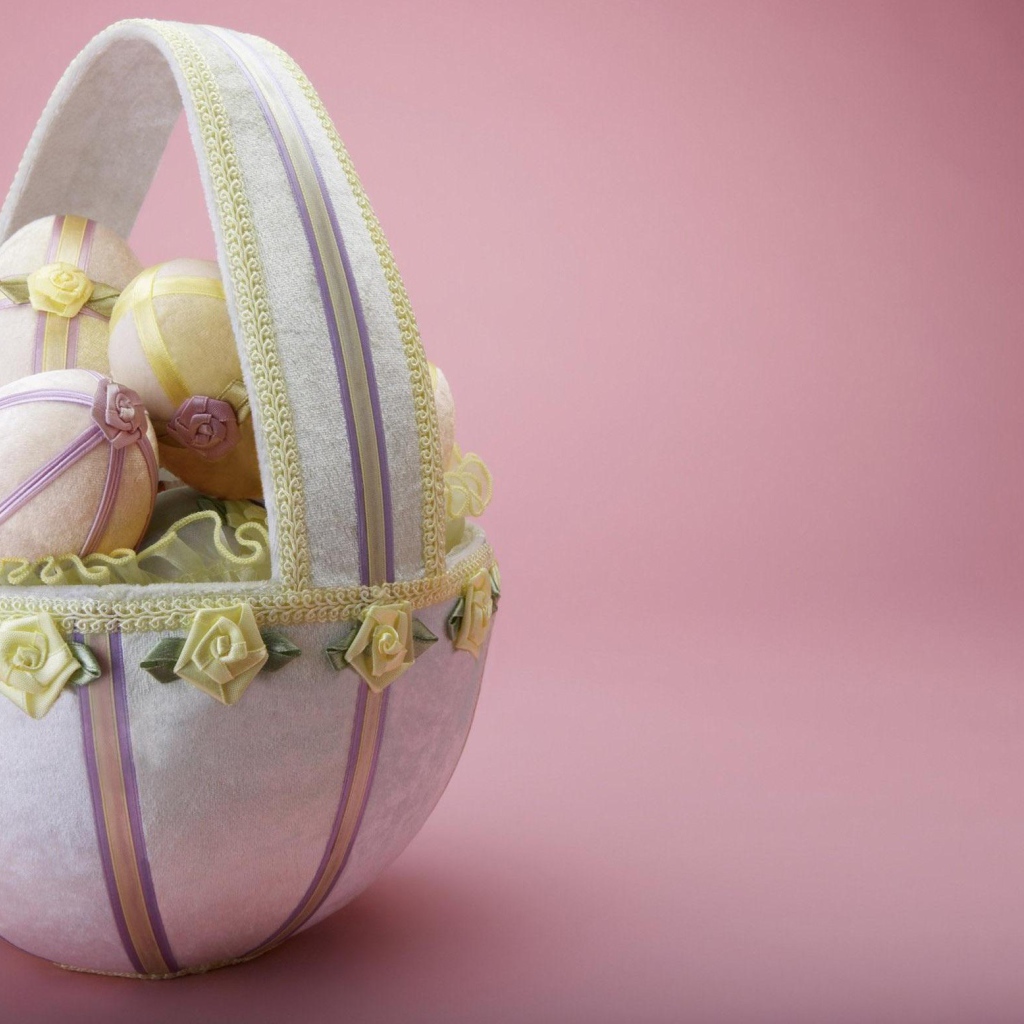 Корзина яиц на розовом фоне на Пасху