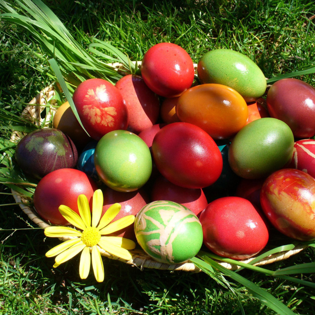 Корзина яиц на траве на Пасху