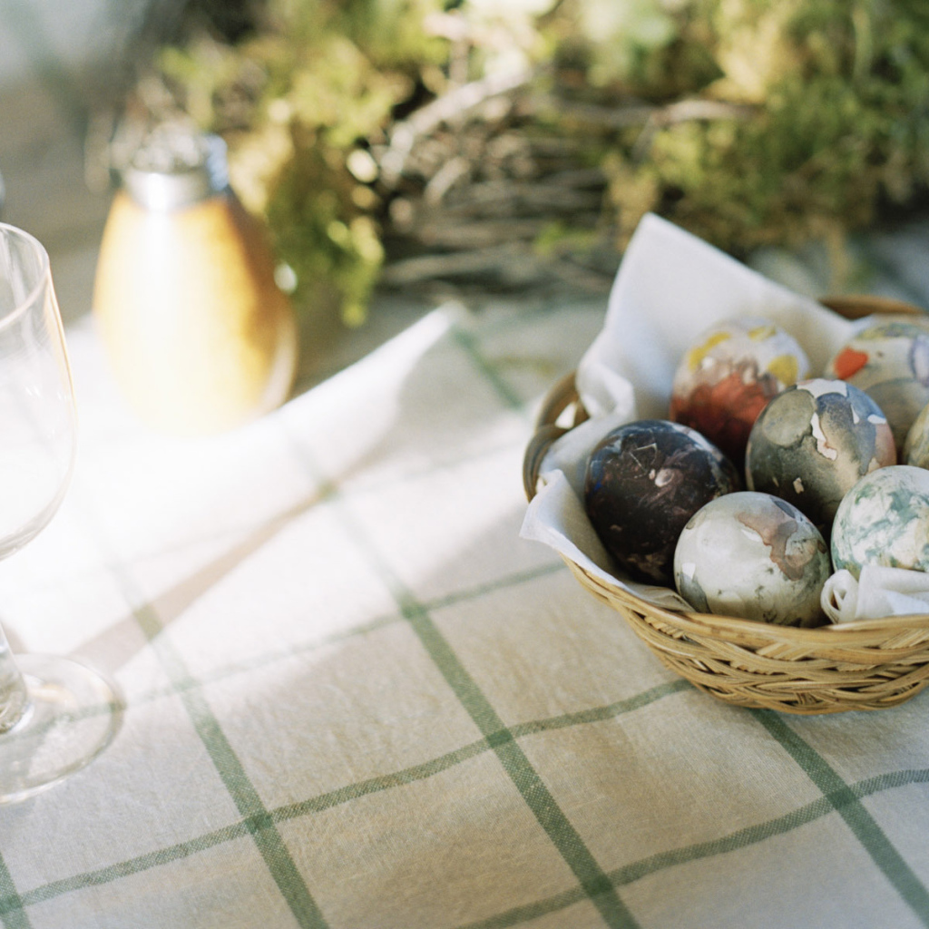 Корзина яиц на столе на Пасху