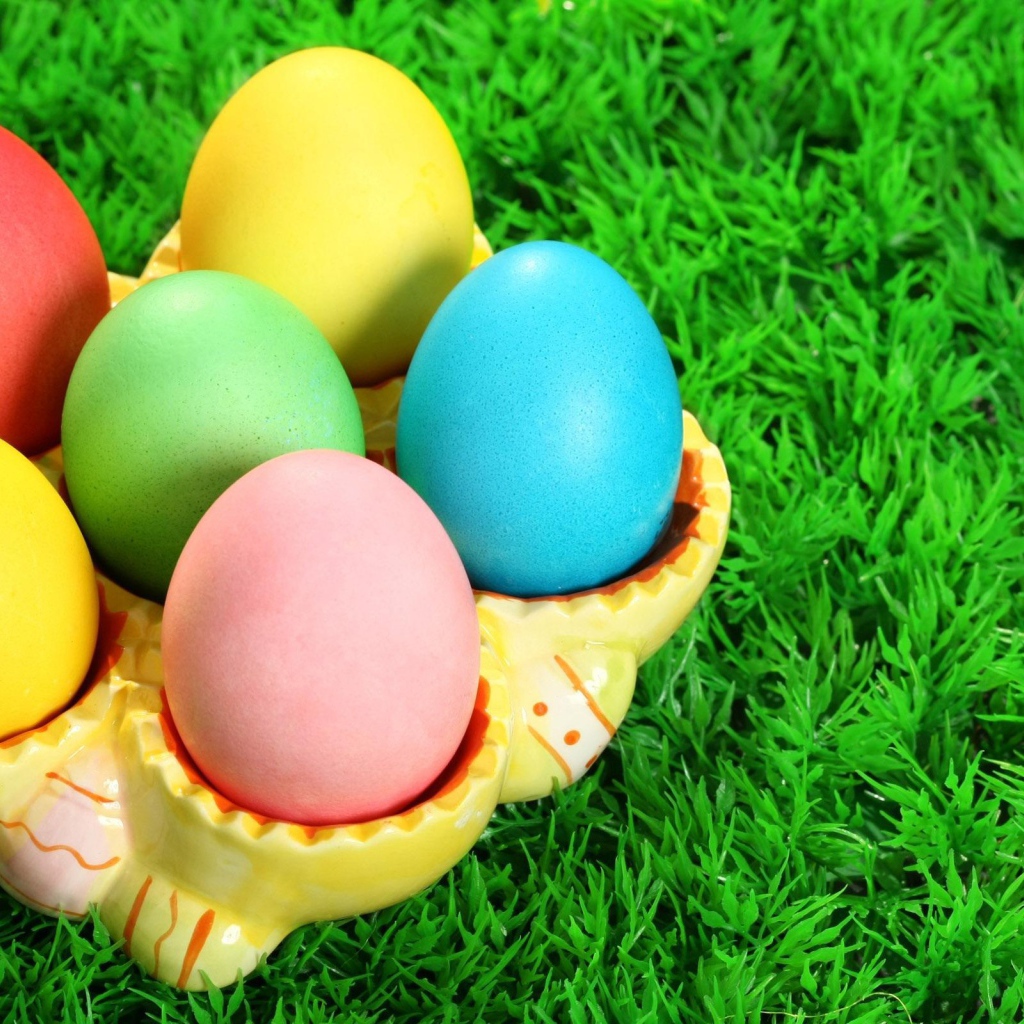 Разноцветные яйца на траве на Пасху