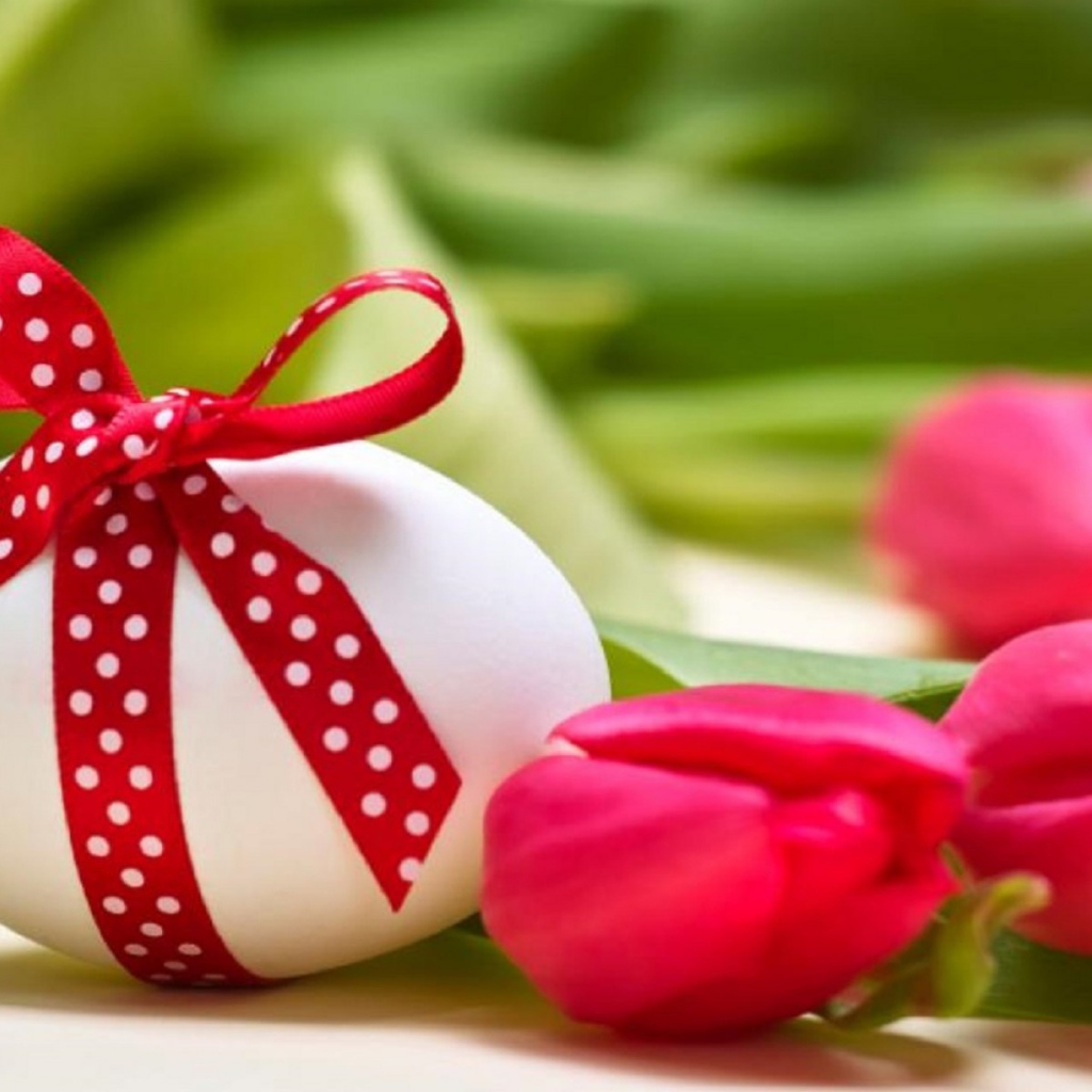 Яйцо с красным бантом на Пасху