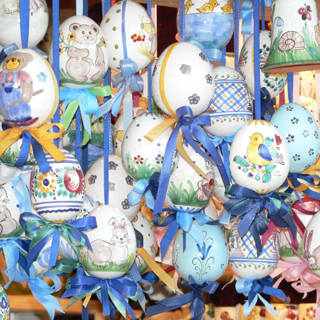 Яйца на веревочках на Пасху