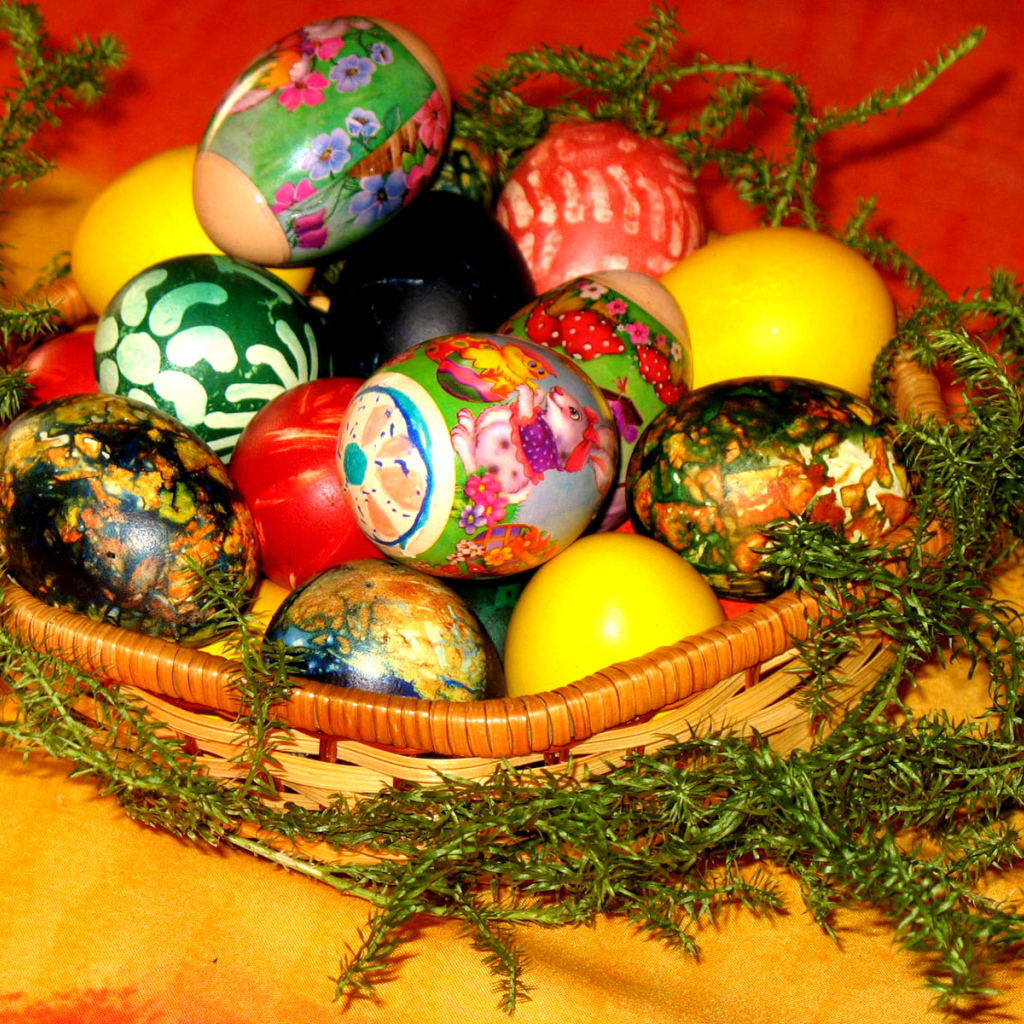 Яйца в корзине на Пасху