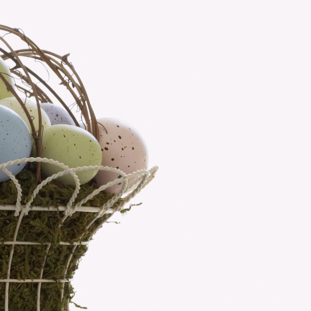 Яйца в белой корзине на Пасху