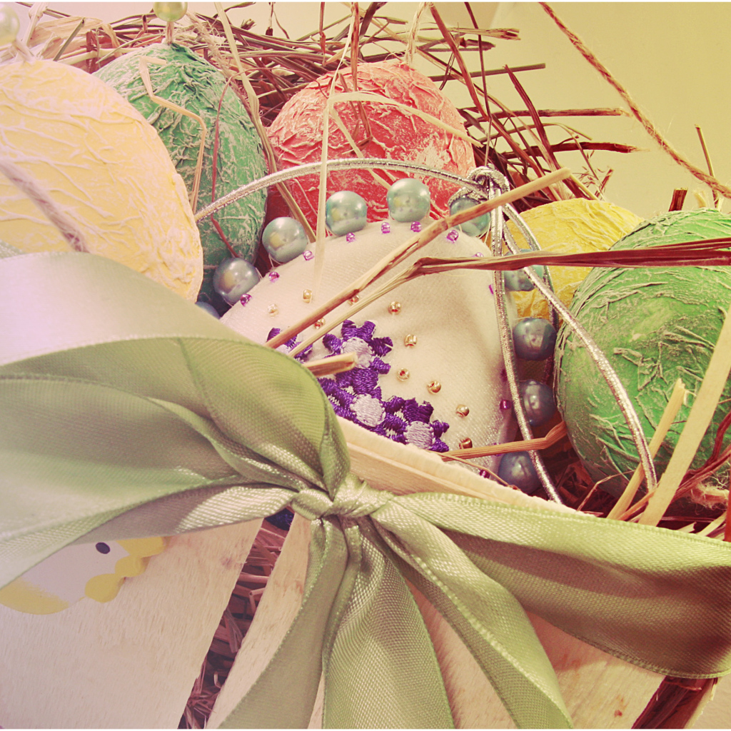 Яйца в корзине с сеном на Пасху