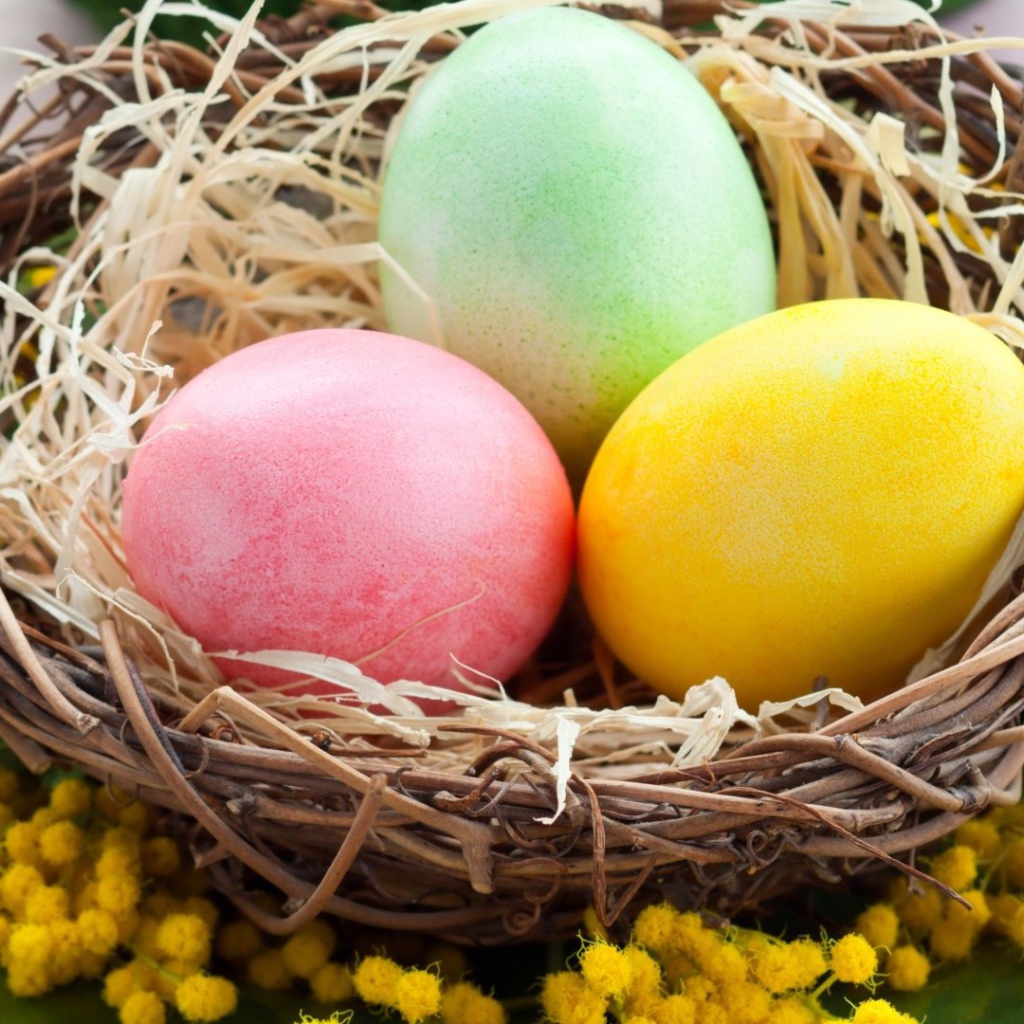 Яйца в плетеной тарелке на Пасху
