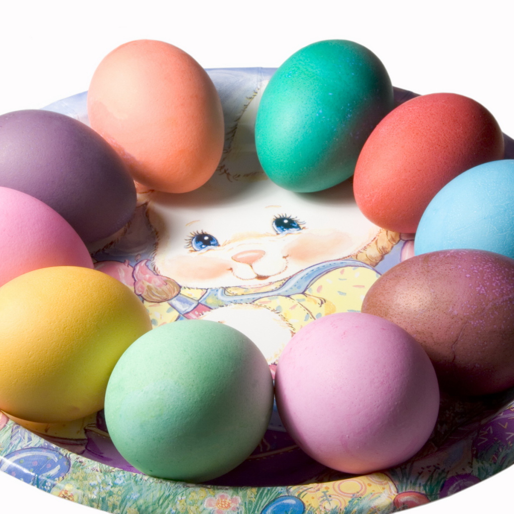 Яйца на тарелке на Пасху