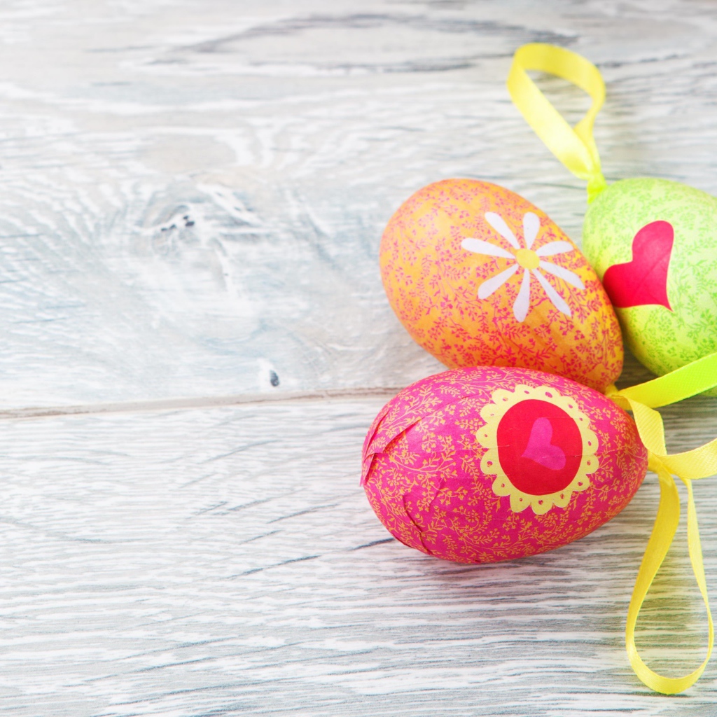 Яйца на деревянном столе на Пасху