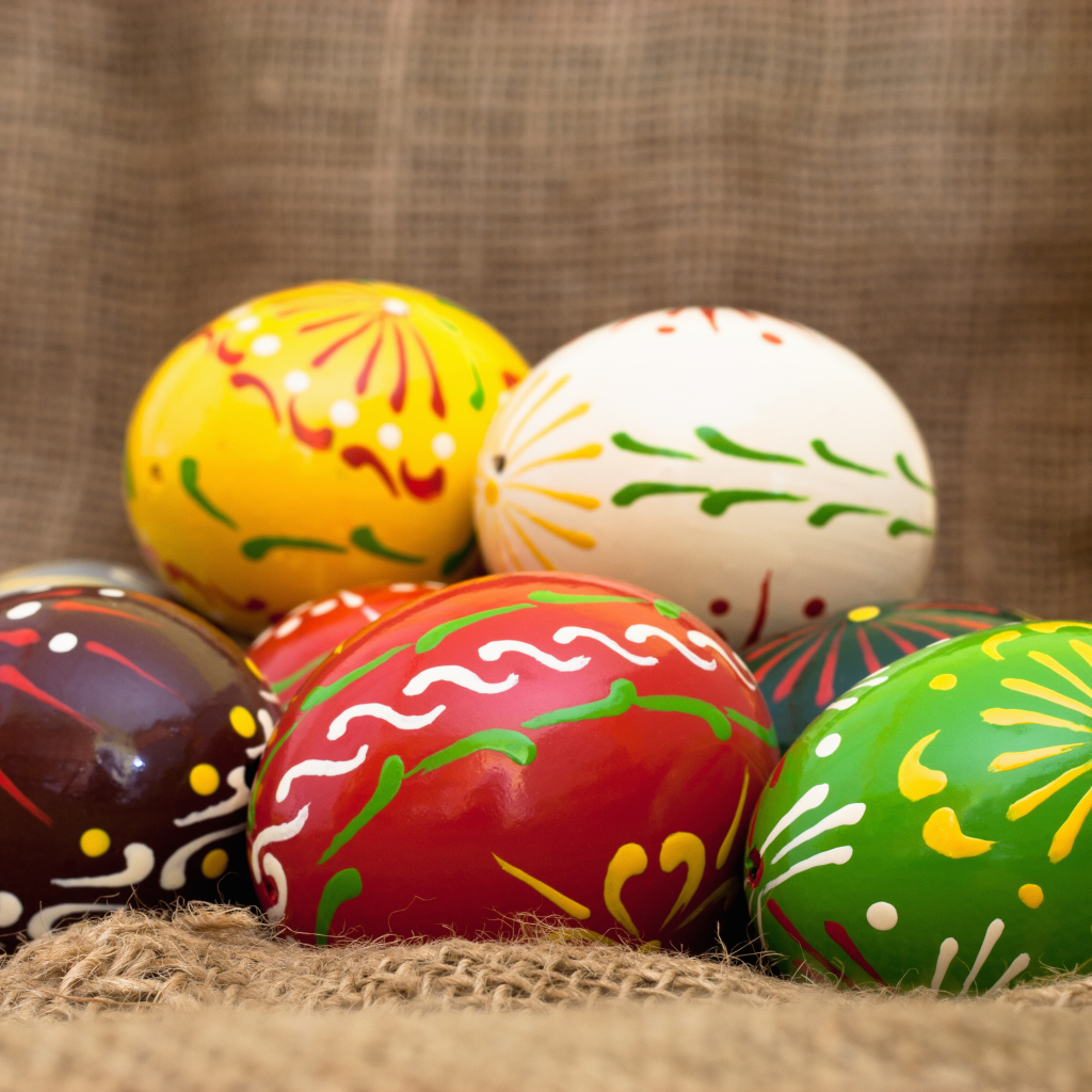 Яйца на мешковине на Пасху