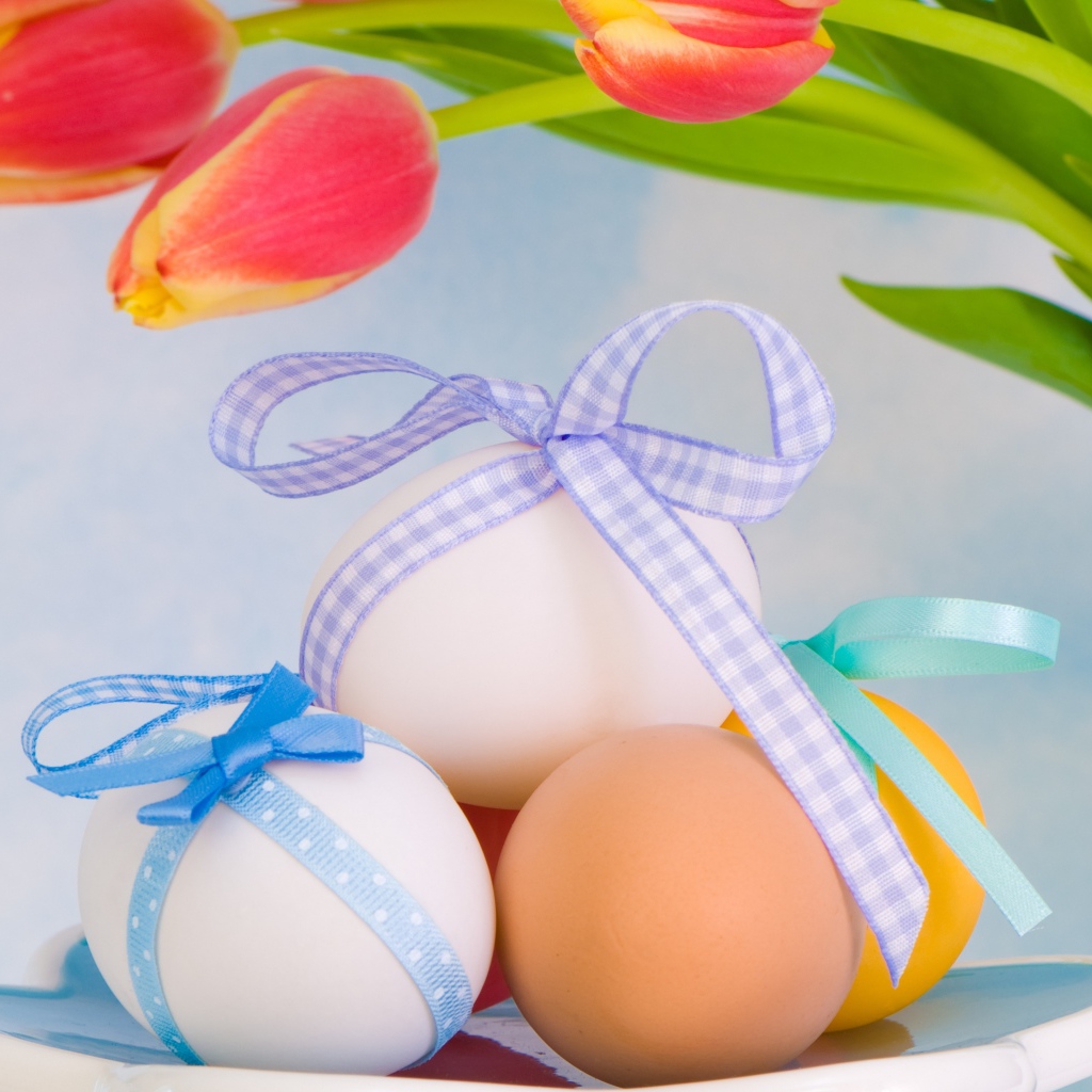 Яйца с бантами на Пасху