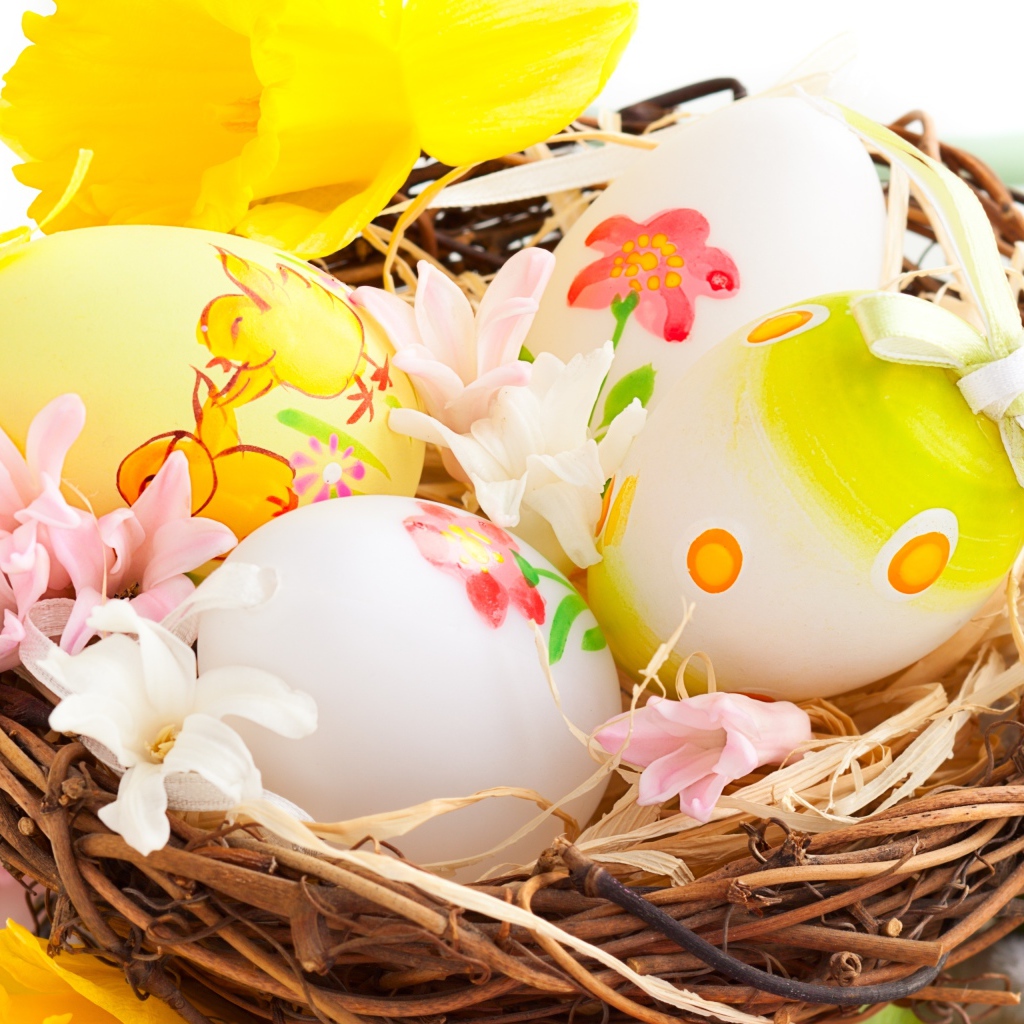 Цветы и яйца в корзине на Пасху