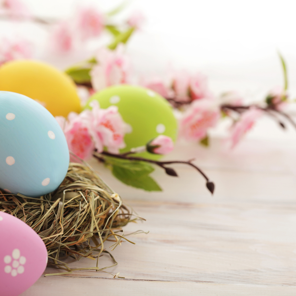Розовые цветы и яйца на Пасху