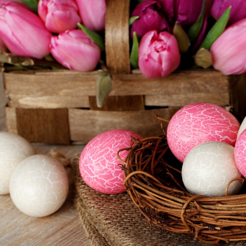 Белые и розовые яйца на Пасху