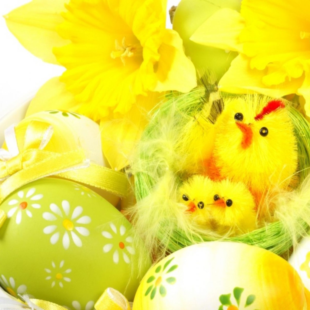 Желтые цыплята на Пасху