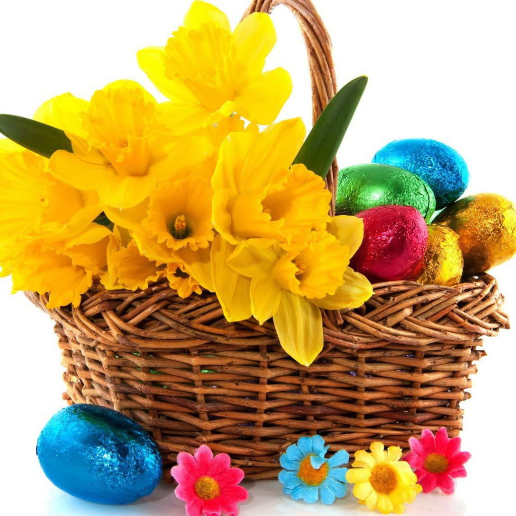 Желтые цветы и яйца на Пасху