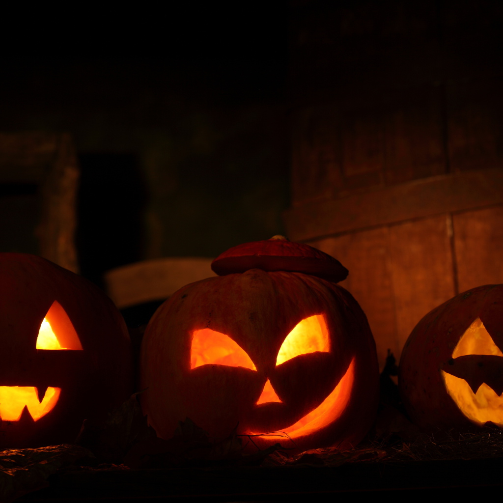 Три тыквы со свечами