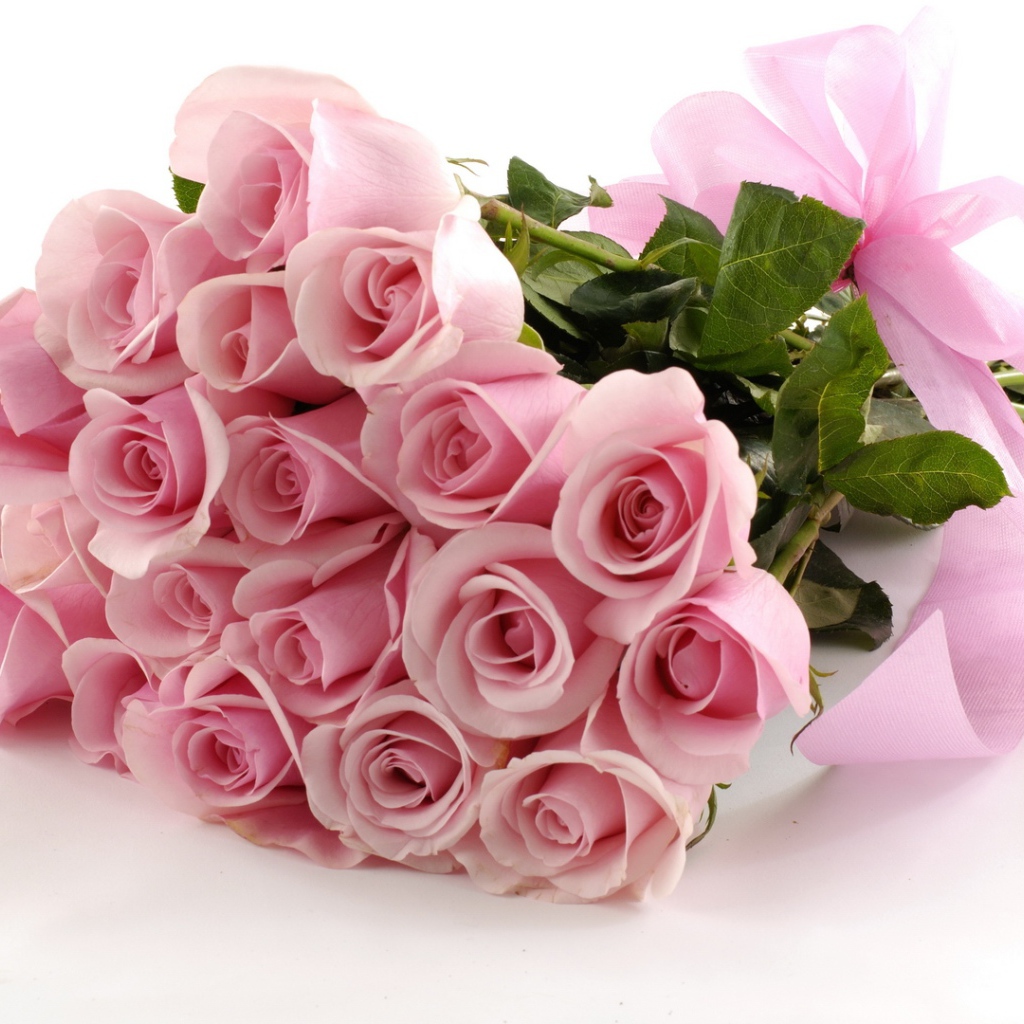 Красивый розовый букет в подарок на восьмое марта