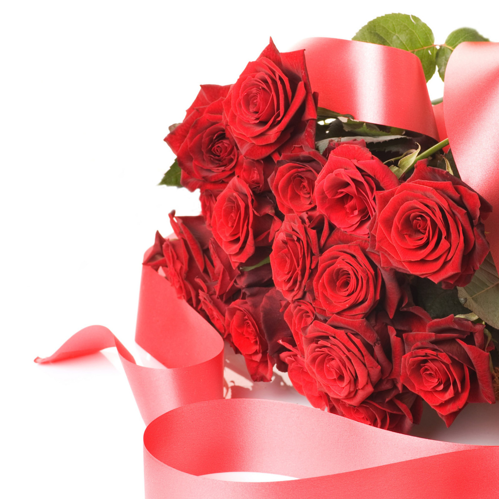 Букет красных роз с лентой  на 8 марта