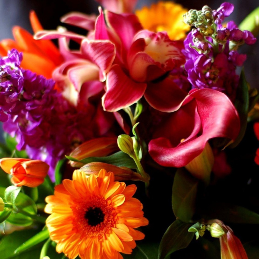 Яркий букет для девушки на восьмое марта