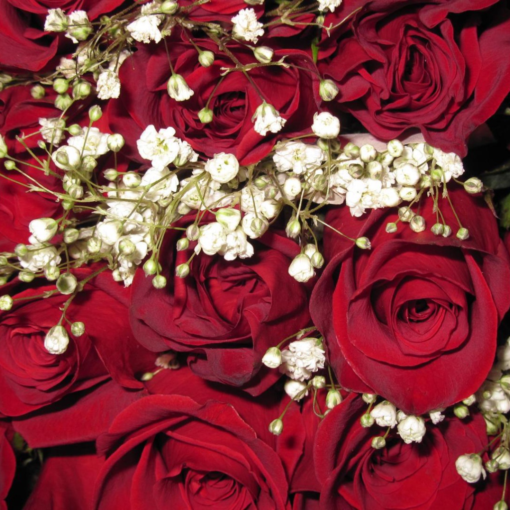 Украшенные красные розы в подарок женщинам на восьмое марта