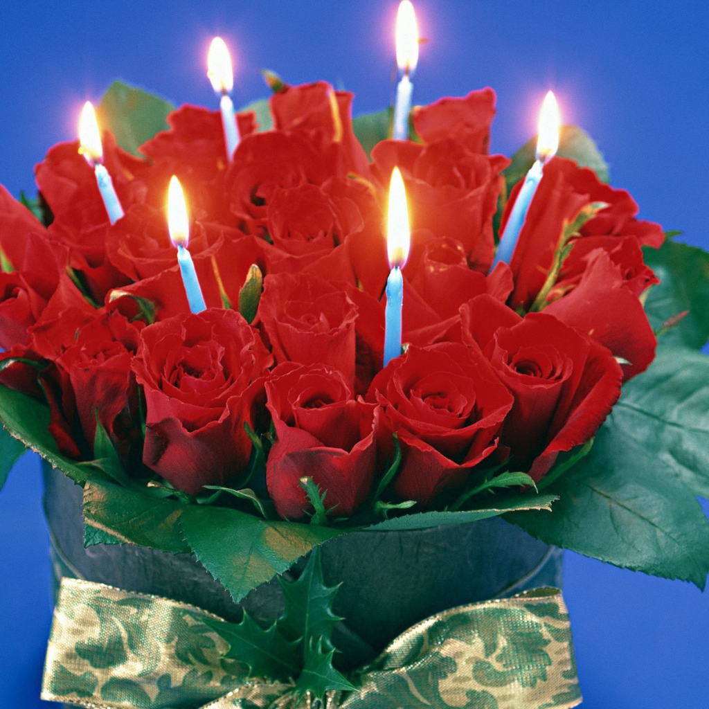 Красные розы на 8 марта со свечами