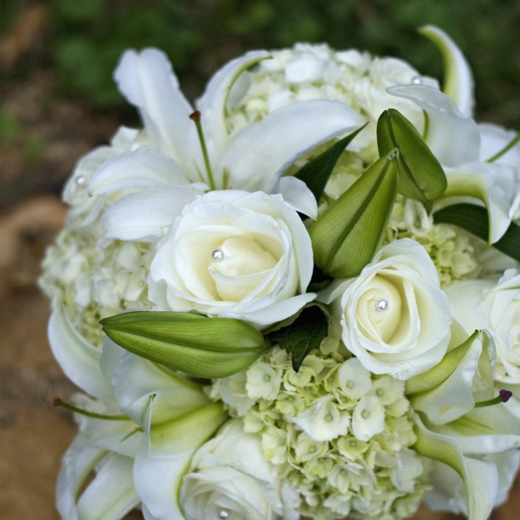 Белые розы в украшенном букете на восьмое марта