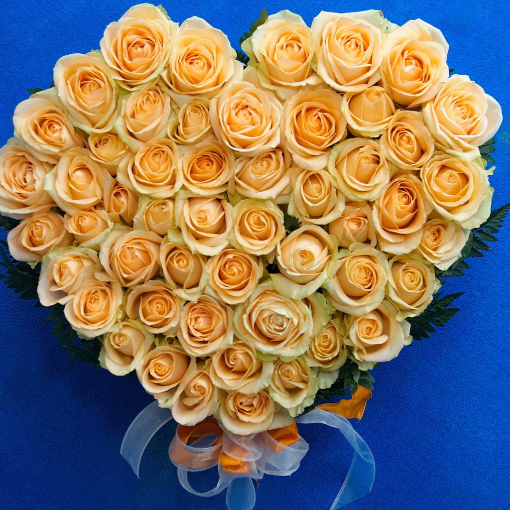 Жёлтые розы в виде сердца на восьмое марта