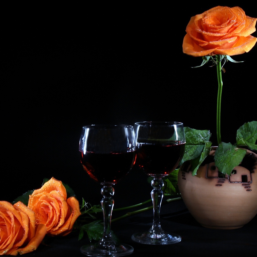 Розы и бокалы с вином