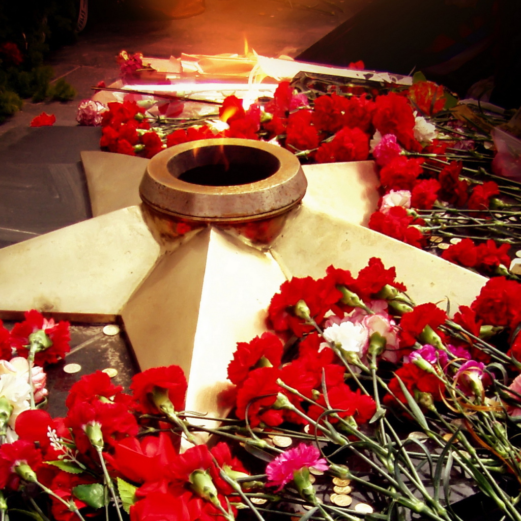 Вечный огонь в День Победы 9 мая