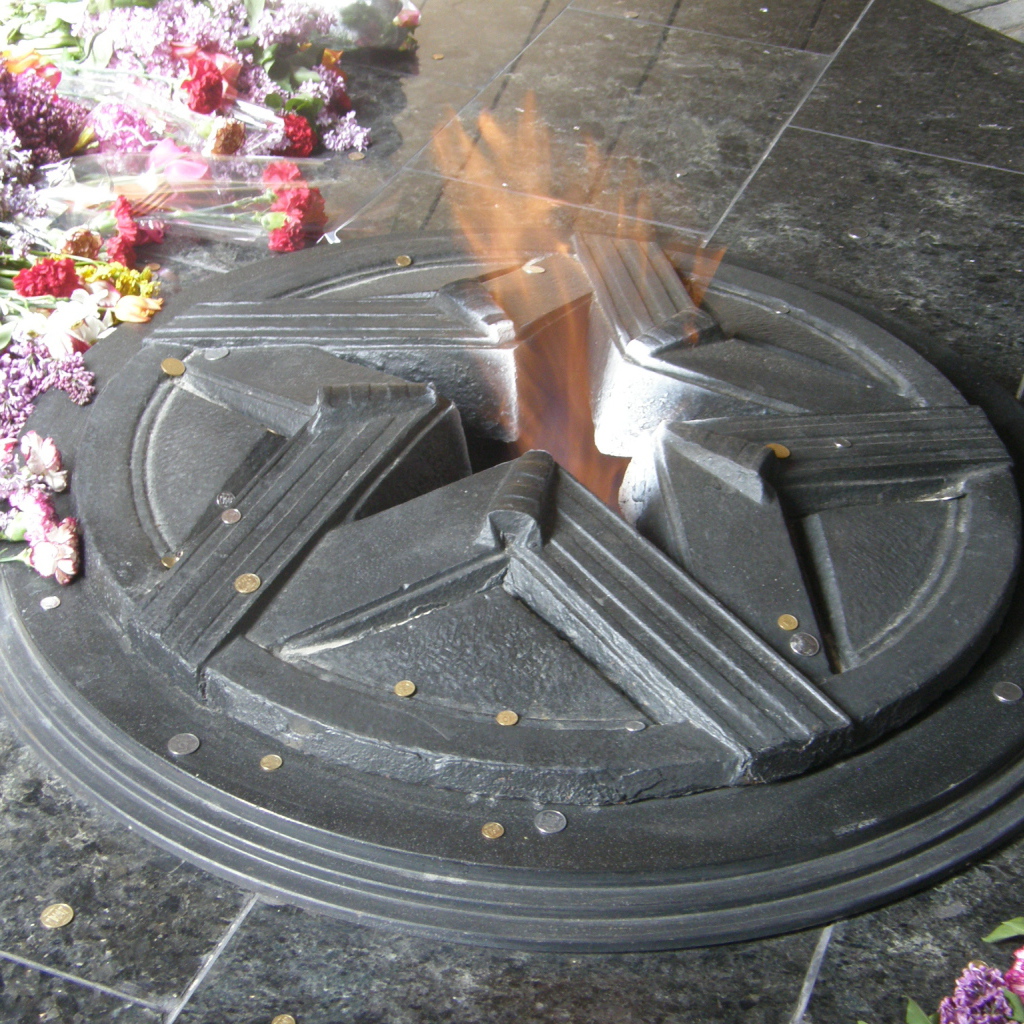 Пламя вечного огня в День Победы 9 мая