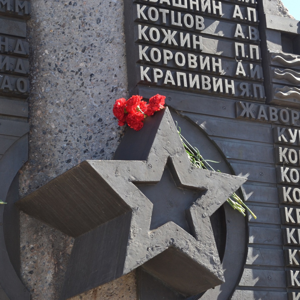 Цветы на монументе в День Победы 9 мая