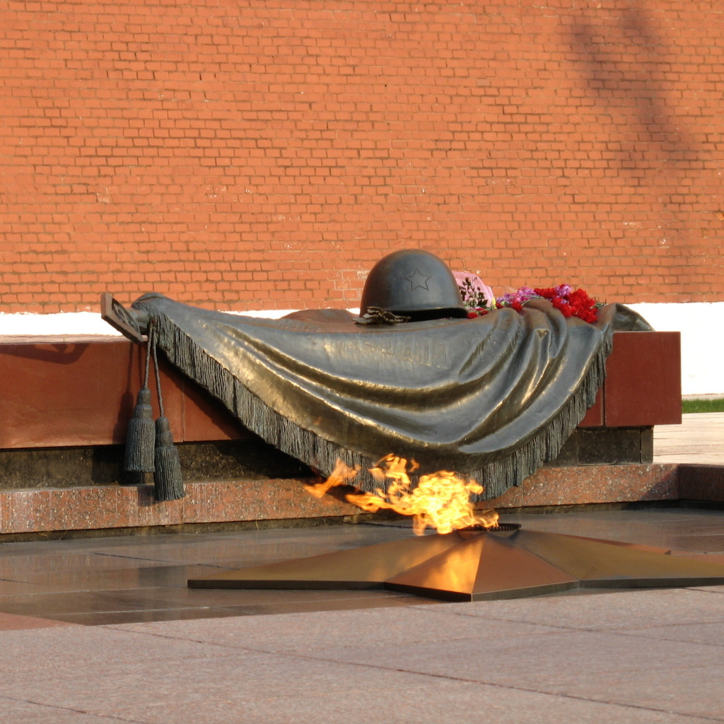 Памятник в День Победы 9 мая