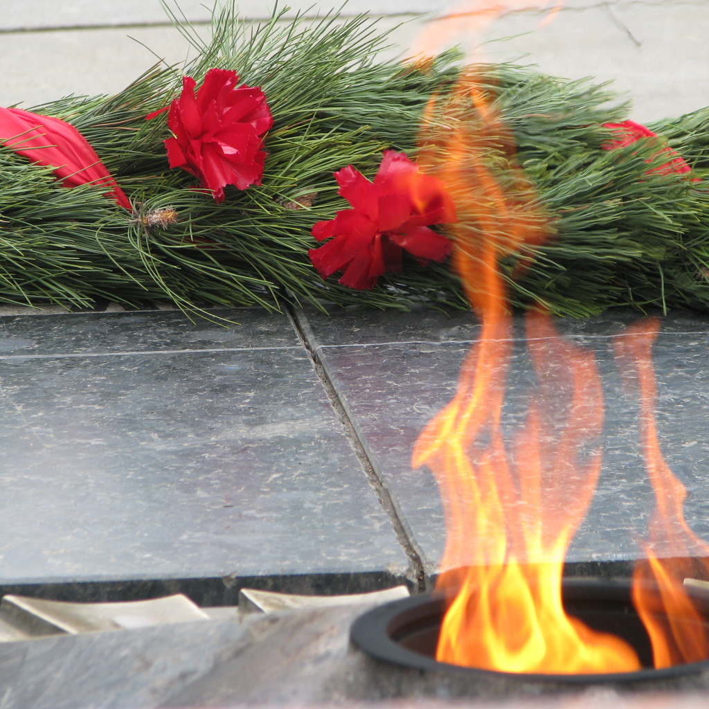 Венок и вечный огонь в День Победы 9 мая