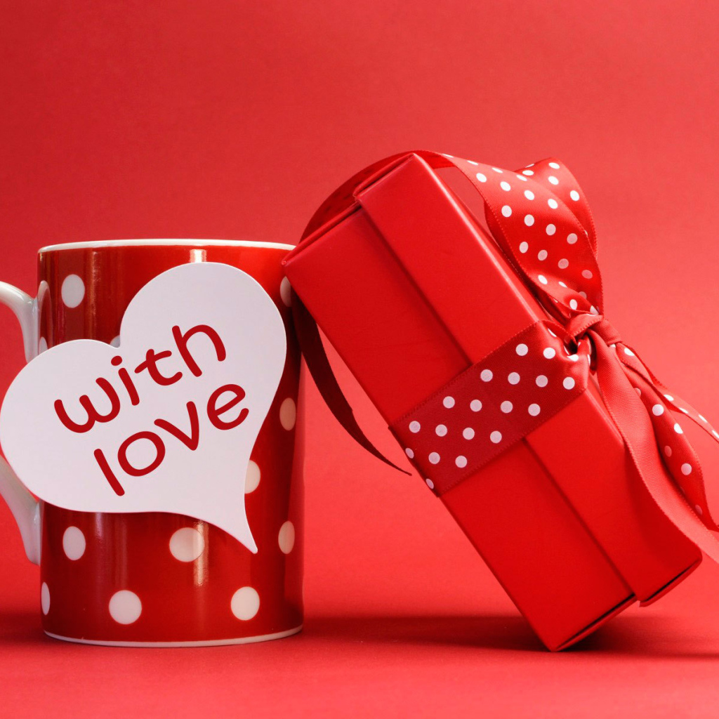 Чашка с подарком на День Святого Валентина 14 февраля