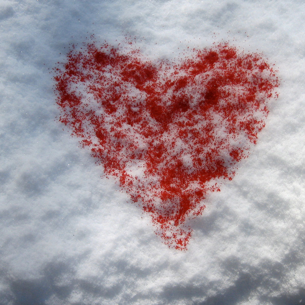 Снег мп 3. Сердечко на снегу. Сон с сердечками. Сердце из снега. Красивое сердечко на снегу.