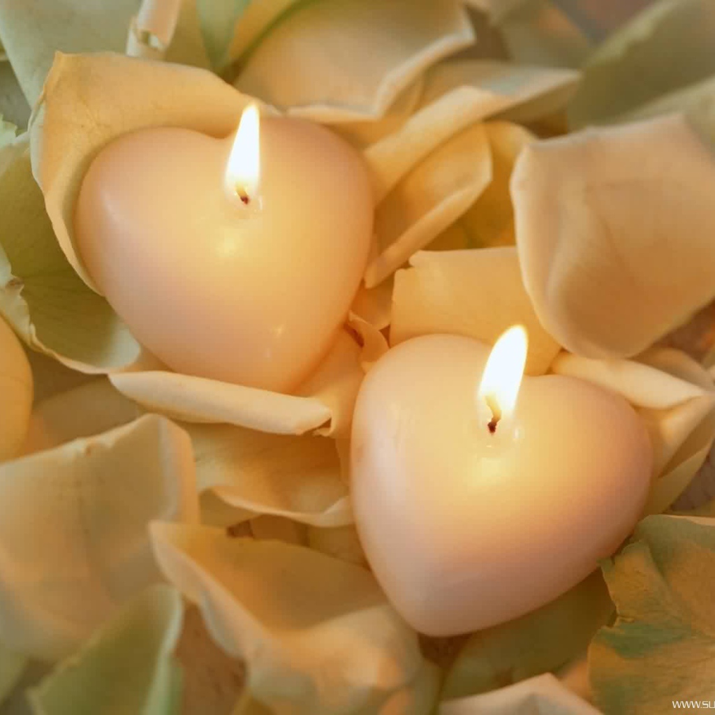 Две свечи в форме сердца на День Святого Валентина 14 февраля