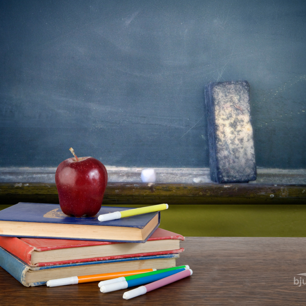 Яблоко на книгах в День знаний 1 сентября