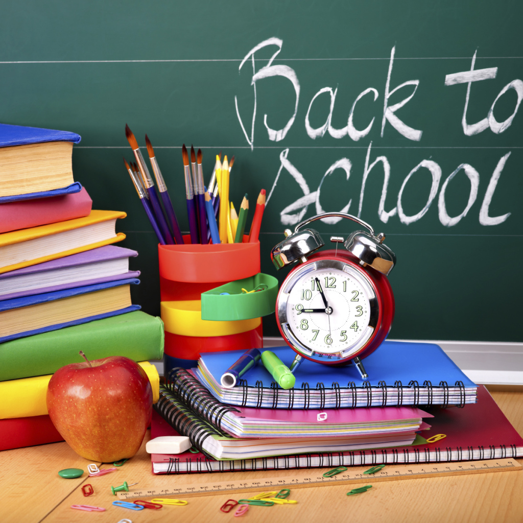 Книги и будильник в День знаний 1 сентября