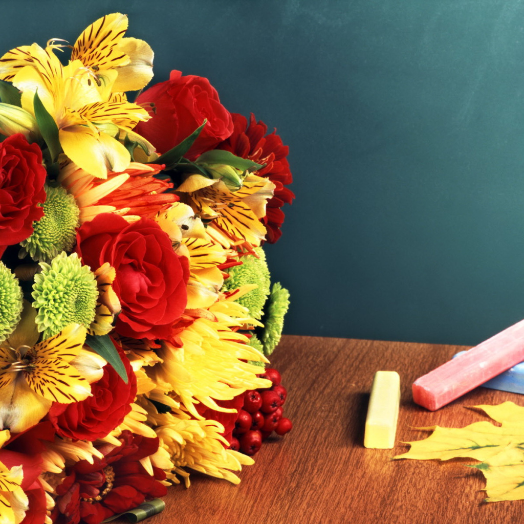 Букет и мелки на столе в День знаний 1 сентября