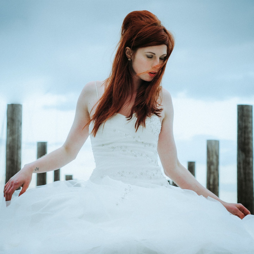 Девушка в свадебном платье