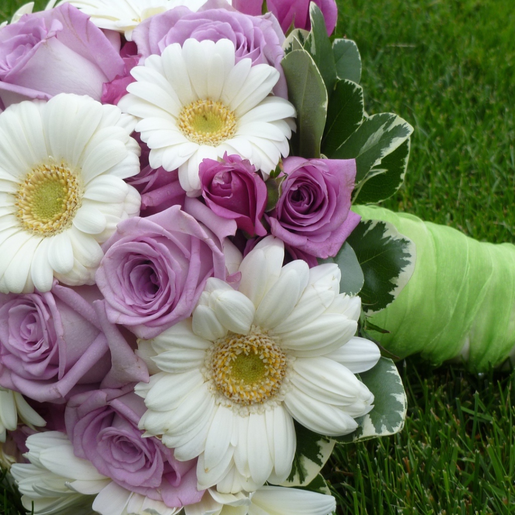 Фиолетовые розы в красивом букете