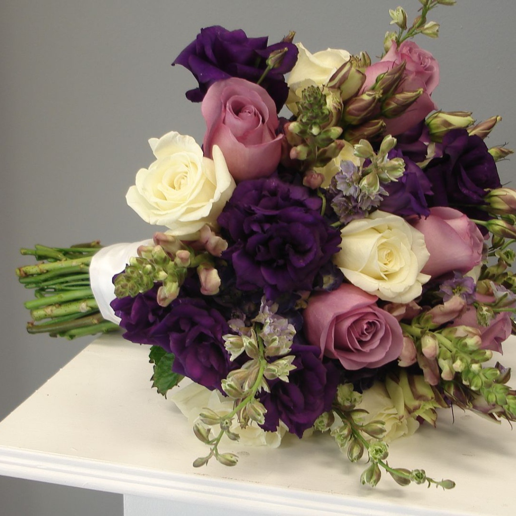 Фиолетовые розы в красивом свадебном букете