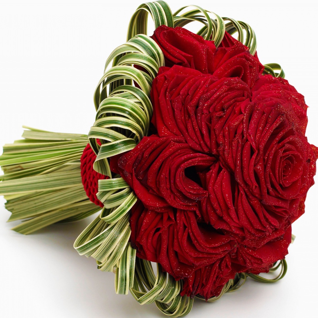 Красные розы в красивом свадебном букете