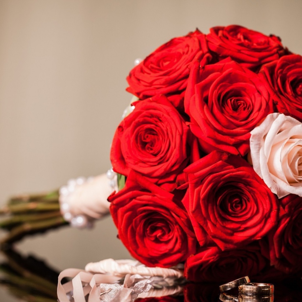 Красные розы в свадебном букете