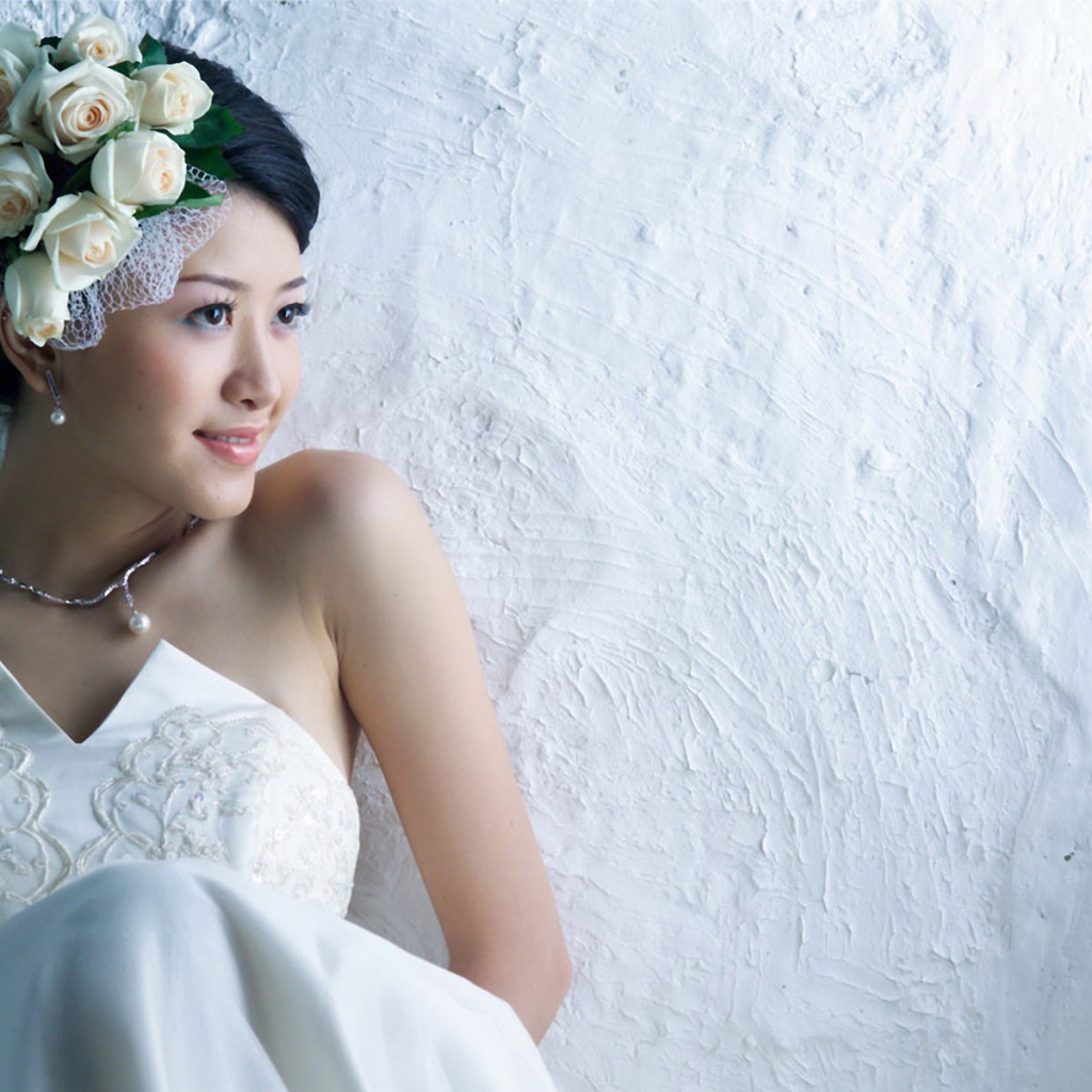 Невеста у белой стены