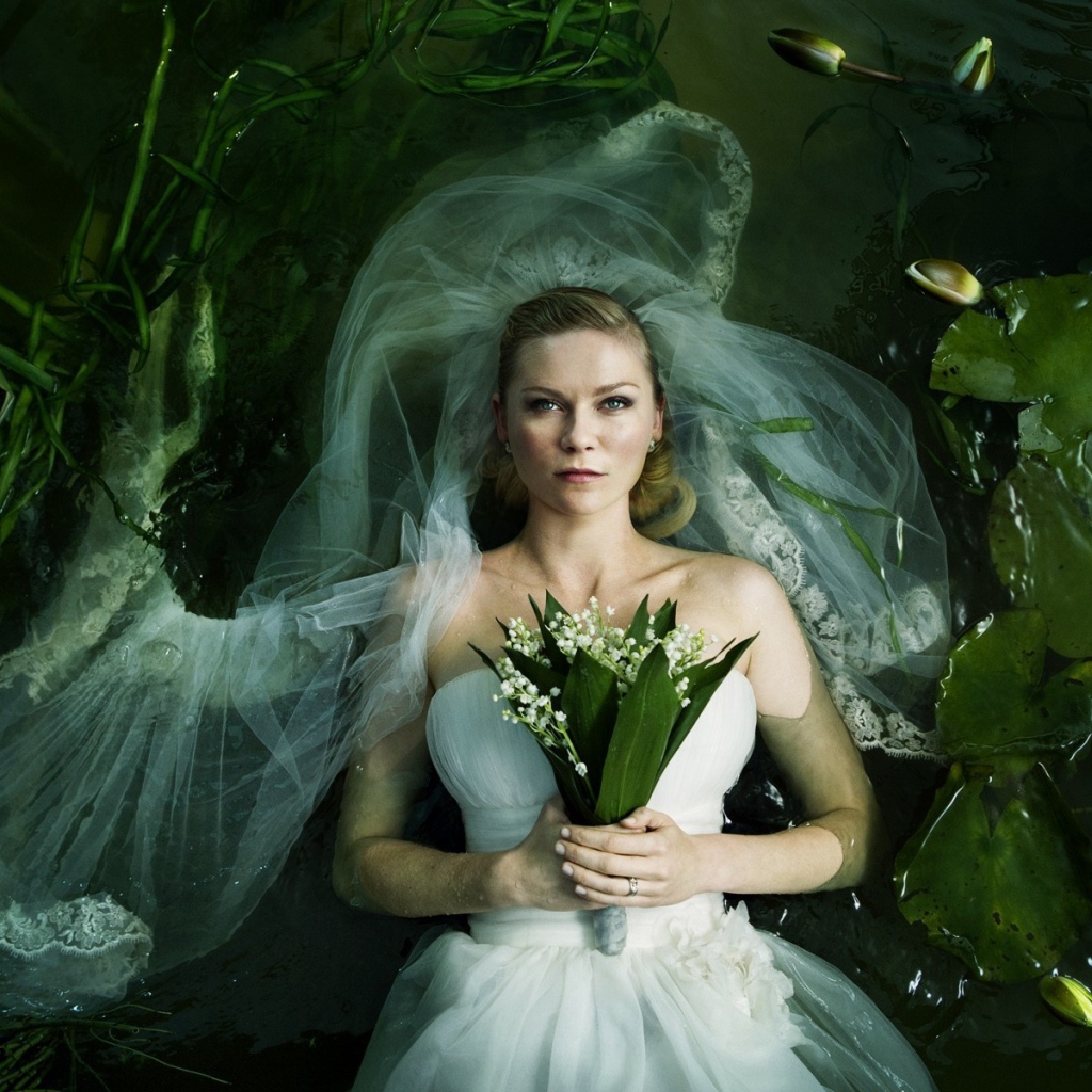 Невеста лежит в воде