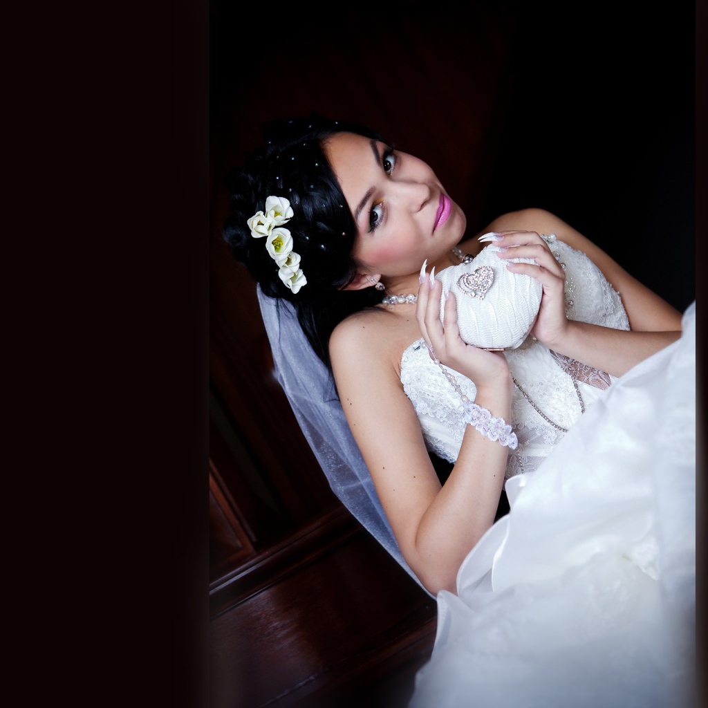 Невеста с белым сердечком в руках